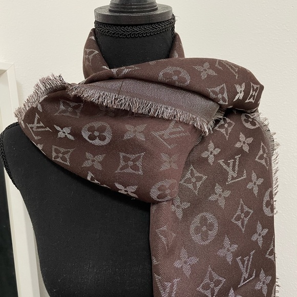 LV monogram classic shawl - Picture 8 of 11